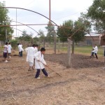 Alumnos preparando la tierra_1