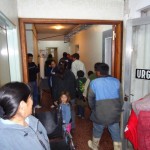 Los menores se dirigen a ser examinados por los médicos._1