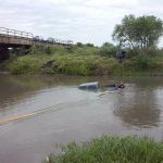 UNA CAMIONETA CAYÓ DEL PUENTE QUE ATRAVIESA EL SALADILLO AMARGO  1