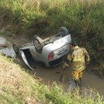 UN AUTO VOLCÓ EN UN DESAGUE 1