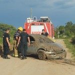 UN AUTO VOLCÓ EN UN DESAGUE 2