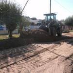 PREPARAN SUELO PARA PAVIMENTAR LA PRIMER CUADRA DE UN PLAN DE 128