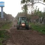 IMPORTANTES TRABAJOS DE MEJORADO DE CALLES EN BARRIOS LA FLECHA Y CARLOS MONZÓN
