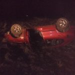 Cuatro heridos al volcar un auto