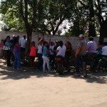 Vecinos esperando al Gobernador