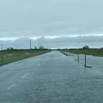EL AGUA QUE LLEGA DE LOS CAMPOS SUPERA LA RUTA 1