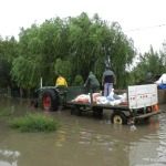 Personal Municipal asistiendo a vecinos b. El Once