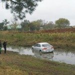 ESQUIVÓ UN EQUINO Y TERMINÓ EN UN DESAGUE 1