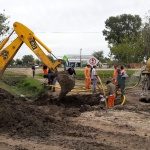 OBRAS PÚBLICAS REPARA CAÑERÍA ROTA DEL SISTEMA DE CLOACAS EN BARRIO FONAVI