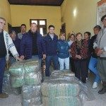 SANTIAGO VIGIL Y PABLO BODE ENTREGARON FRAZADAS PARA PEQUEÑOS PRODUCTORES ISLEROS