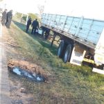 caen-de-la-moto-e-impactan-contra-un-acoplado-estacionado