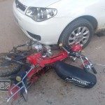 UNA MUJER SUFRIÓ LESIONES GRAVES AL CHOCAR MOTO Y AUTO