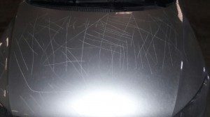 DAÑARON AUTO DIRECTORA DE LA ESCUELA DE CACIQUE 1