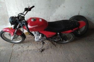 SANTA ROSA DE CALCHINES - PERSONAL POLICIAL RECUPERO UNA MOTO ROBADA EN BARRIO FEDERAL Y DETUVO A UN HOMBRE INVOLUCRADO EN EL HECHO