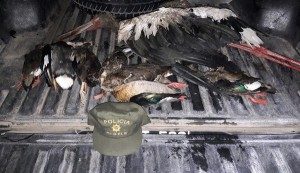 SECUESTRAN DOS ARMAS DE FUEGO Y 13 PATOS