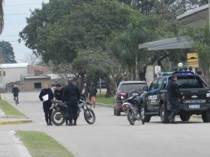 TRES LESIONADAS AL CHOCAR DOS MOTOS