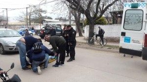 Tres lesionados al chocar auto y moto