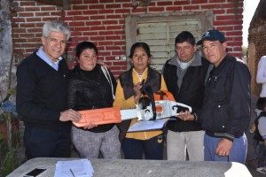 Baucero entregó motocierra en Alejandra