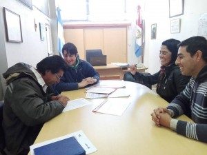 EL GOBIERNO COMUNAL ENTREGO UN TERRENO PARA LA CONSTRUCCION DE LA SEDE DE LA COMUNIDAD MOCOVI EN EL BARRIO SANTA TERESITA