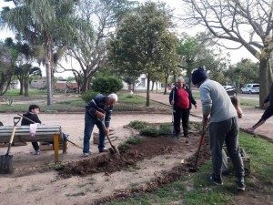 INTEGRANTES DEL CURSO DE JARDINERÍA DEL CAF N°14 REALIZARON TRABAJOS DE SIEMBRA DE FLORES Y ARBUSTOS EN LA PLAZA CENTRAL 25 DE MAYO