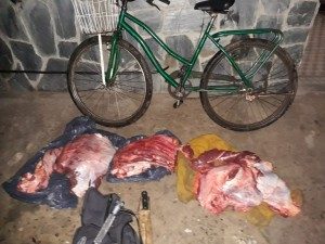 ABANDONO LA BICI Y LA CARNE QUE TRASLADABA CUANDO LO DESCUBRIÓ LA POLICÍA