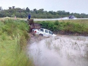 SE DESPISTÓ Y CAYÓ A UNA SANJA