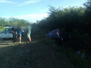 PERDIÓ EL CONTROL DEL AUTO Y CAYÓ A UN DESAGUE