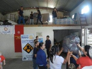 EL ROTARY CLUB DE BRAGADO ENTREGÓ DONACIONES A LOS AFECTADOS POR LAS INUNDACIONES