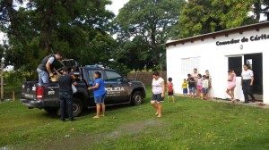 LA POLICÍA DONÓ ALIMENTOS A FAMILIAS INUNDADAS DE COLONIA FRANCESA 1