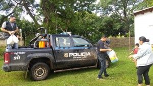 LA POLICÍA DONÓ ALIMENTOS A FAMILIAS INUNDADAS DE COLONIA FRANCESA 2
