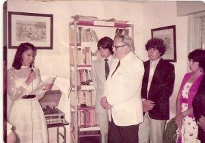 Foto del acto inaugural con la presencia del patrono de la biblioteca, el poeta Julio Migno