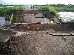Colapsó alcantarilla Colonia Teresa